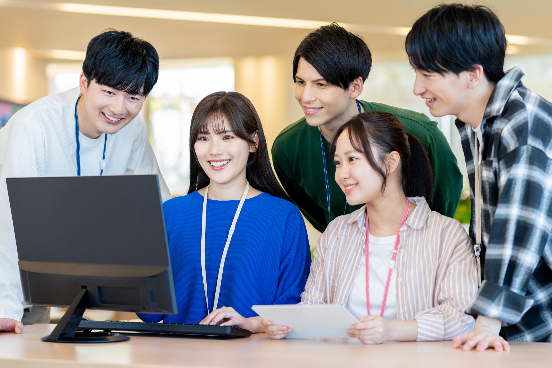 パソコンを囲んで学ぶ人たち